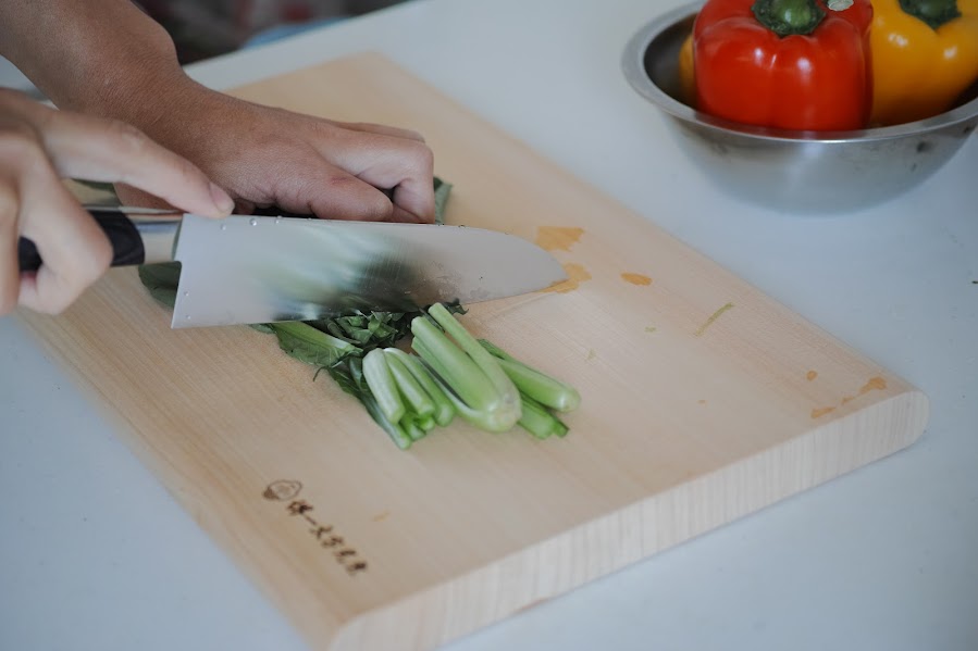 イチョウまな板で野菜をカットしている様子
